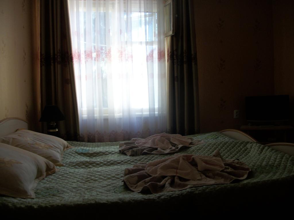 Enirest Hotel Karakol Bagian luar foto