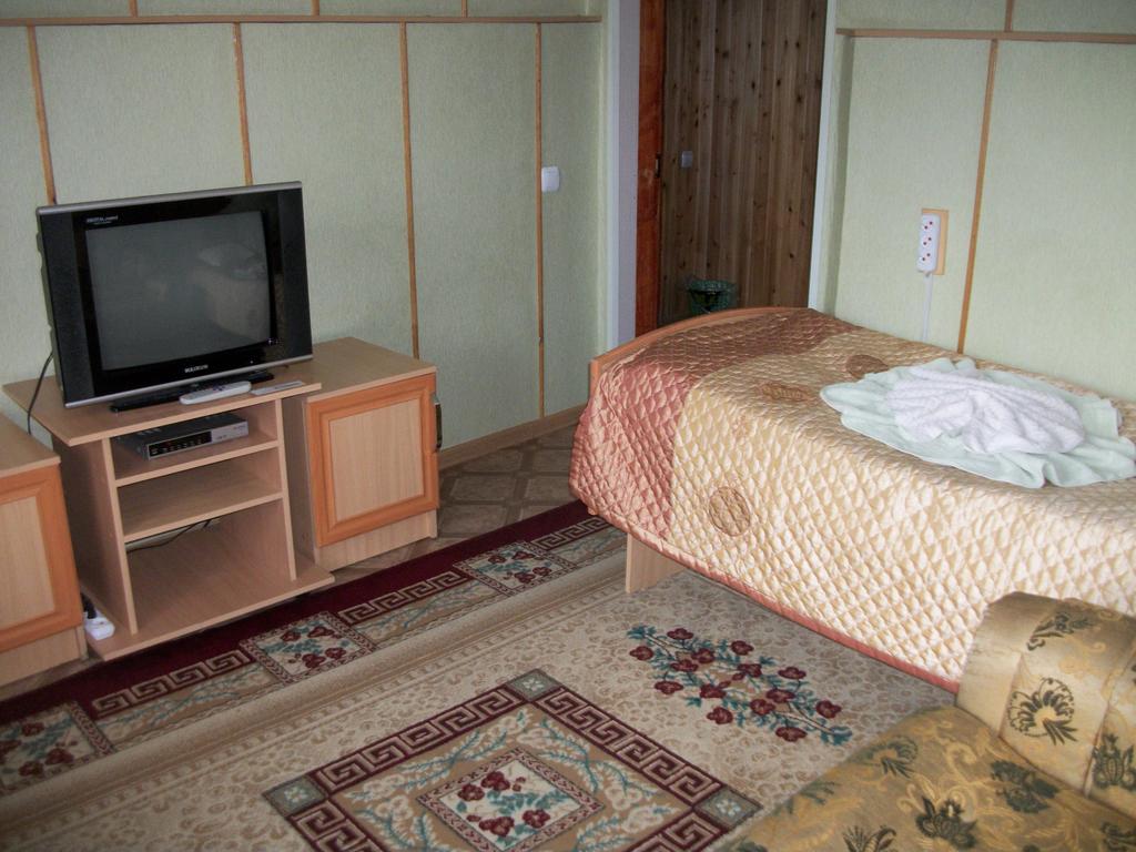 Enirest Hotel Karakol Bagian luar foto